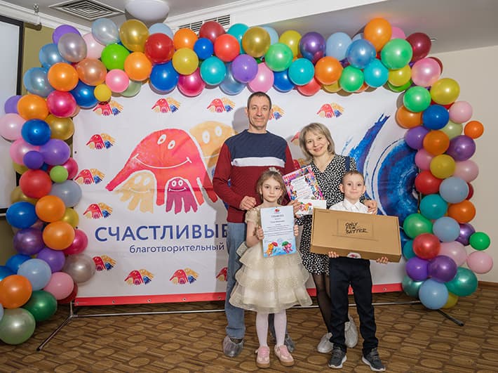 Счастливые дети рады подарку старателей!